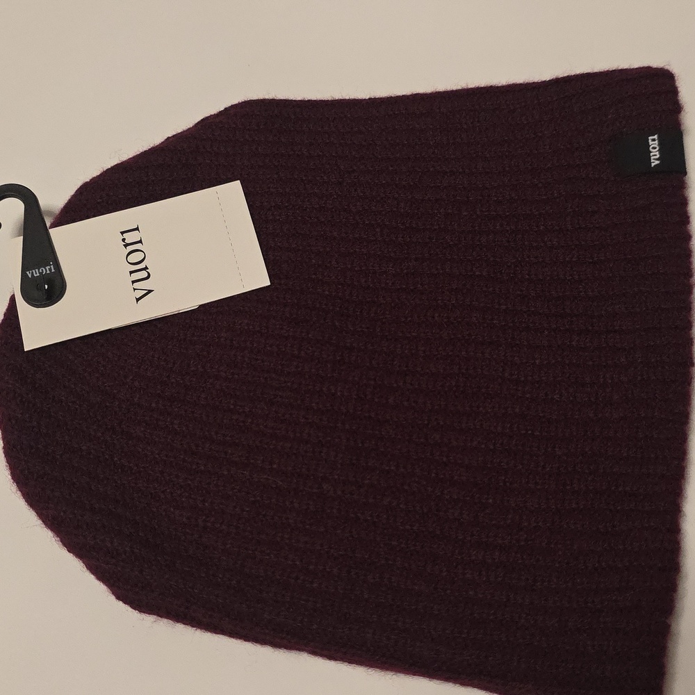 NWT VUORI MANCHESTER BEANIE. COLOR RUBY. OS. UNISEX. CASHMERE